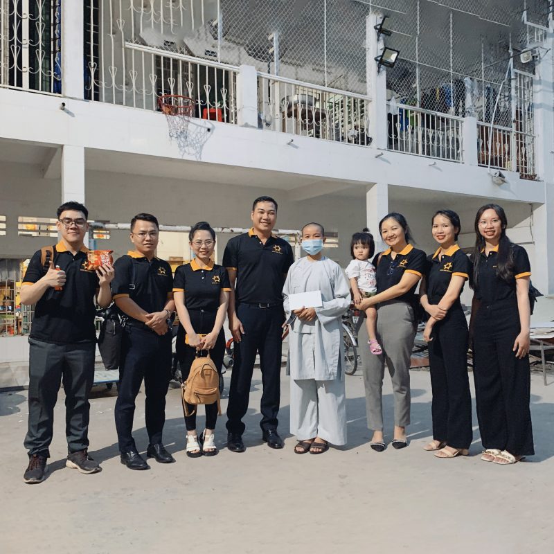 Song Minh Group chụp ảnh cùng đại diện chùa Diệu Giác